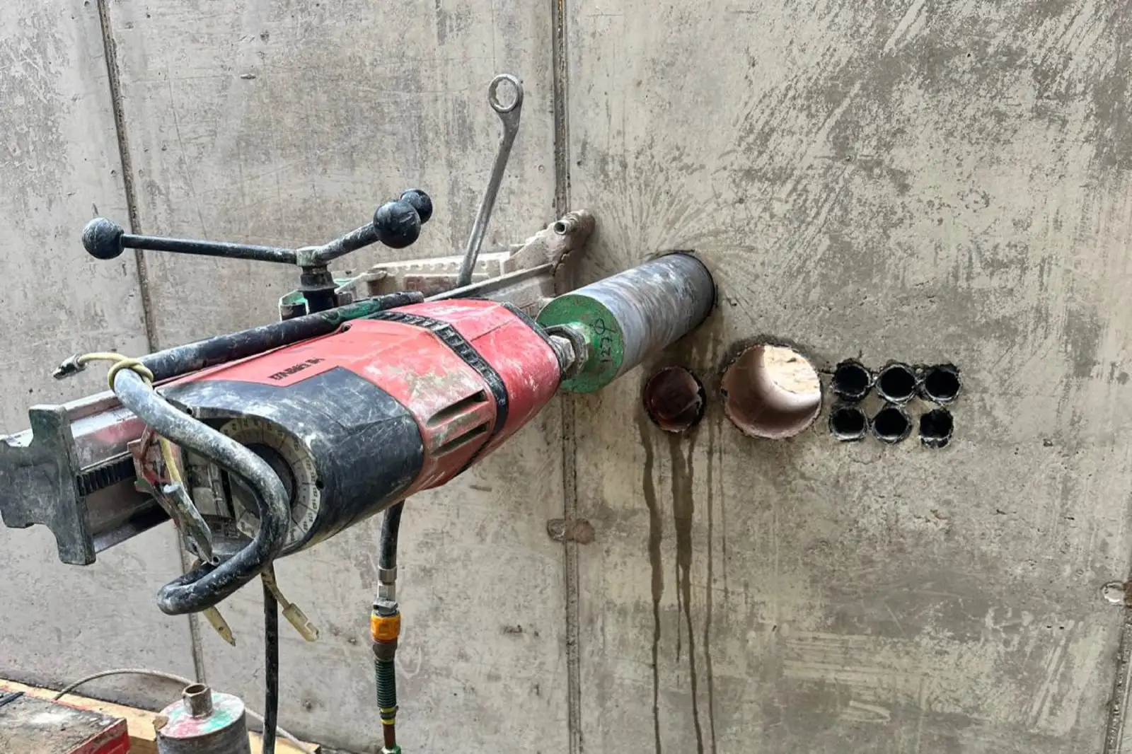Precision diamond drilling equipment Diamond drilling equipment cutting through concrete